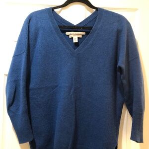 V-neck blue cashmere sweater